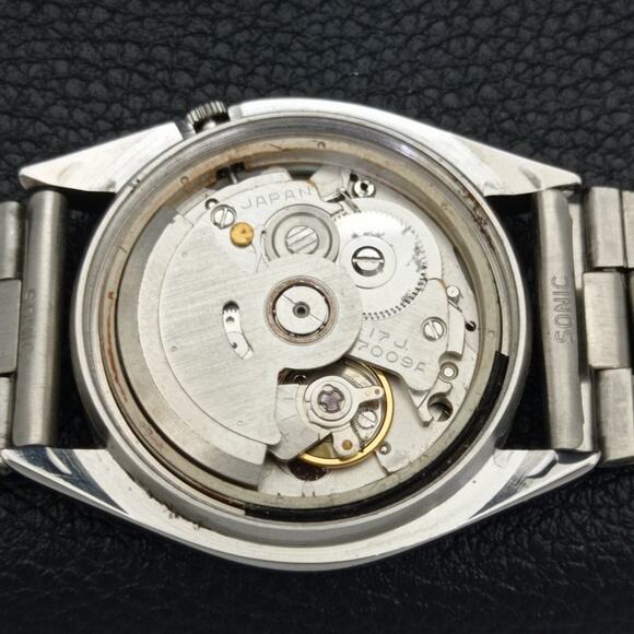 Seiko Red Dial Diver's Watch - Picture 9 of 10